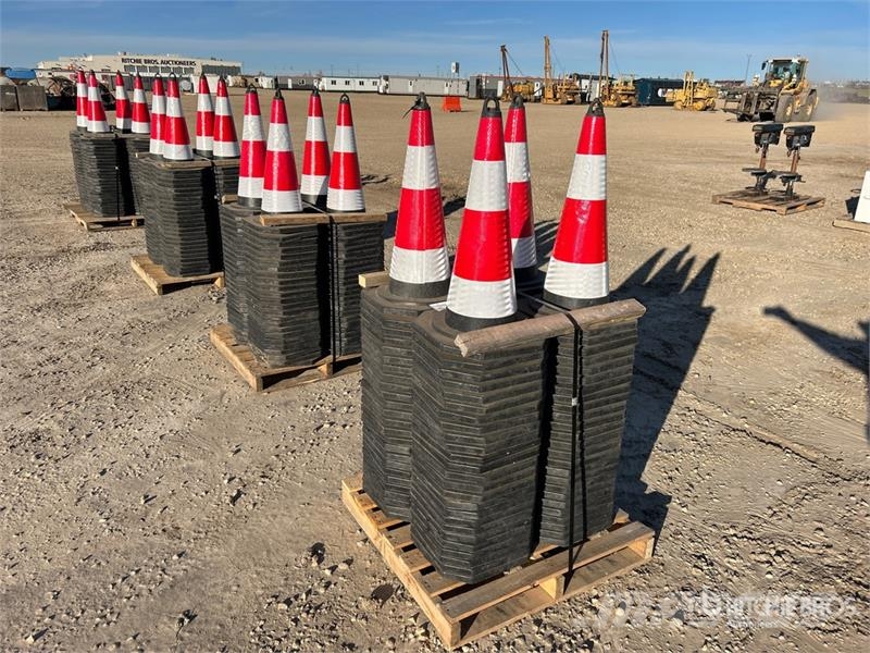  Quantity of (100) 27 In Reflective Traffic Cones ( Polovni buldožeri za polaganje cevi