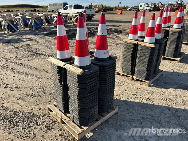  Quantity of (100) 27 In Reflective Traffic Cones ( Polovni buldožeri za polaganje cevi