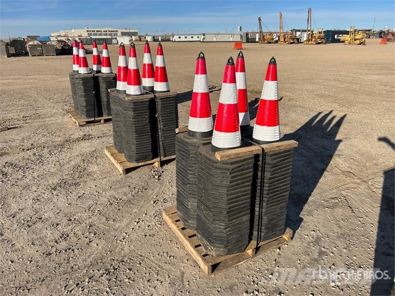  Quantity of (100) 27 In Reflective Traffic Cones ( Polovni buldožeri za polaganje cevi