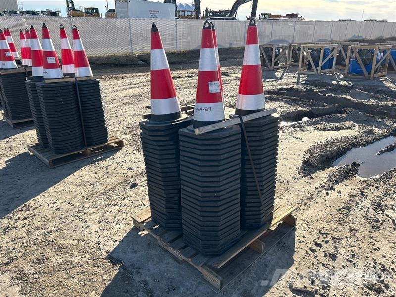 Quantity of (100) 27 In Reflective Traffic Cones ( Polovni buldožeri za polaganje cevi