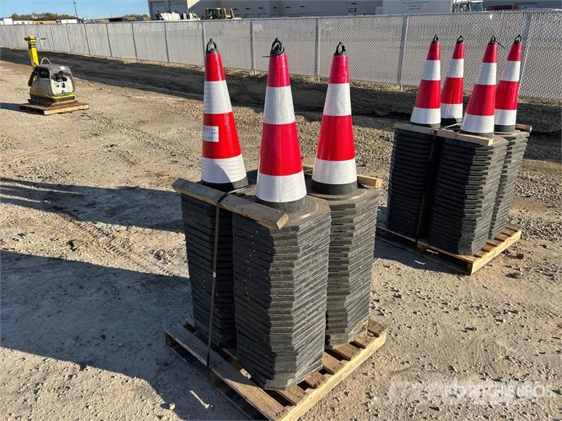  Quantity of (100) 27 In Reflective Traffic Cones ( Polovni buldožeri za polaganje cevi