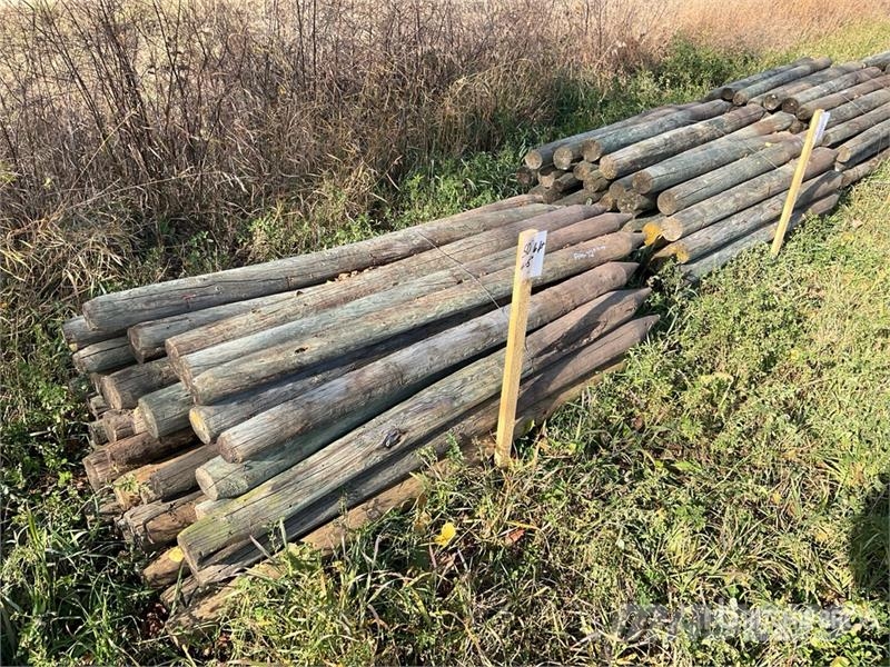  Quantity of (100) 6 ft Fence Posts ماكينات وملحقات مواش أخرى