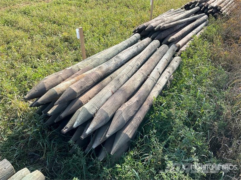  Quantity of (100) 6 ft Fence Posts ماكينات وملحقات مواش أخرى