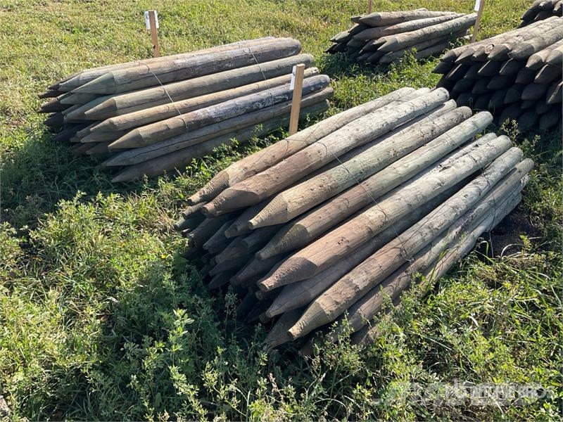 Quantity of (100) 6 ft Fence Posts Egyéb állattenyésztés gépei és tartozékok