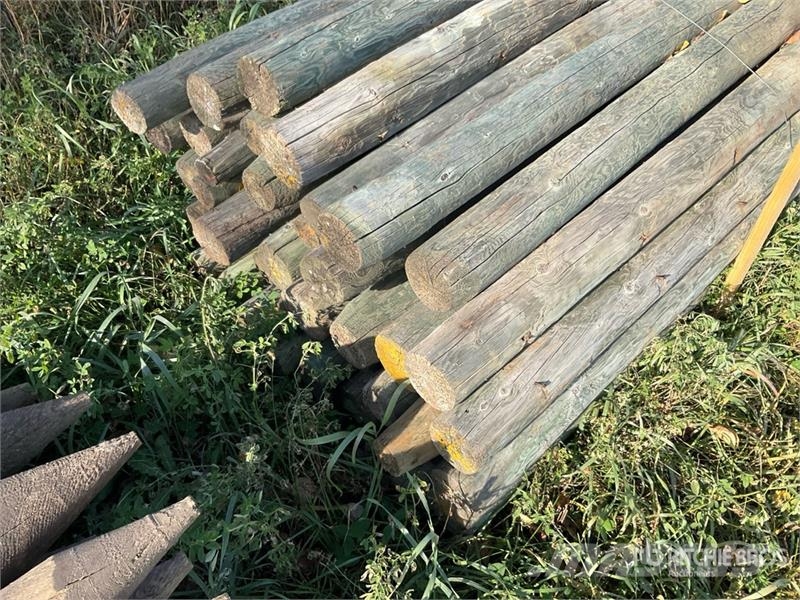  Quantity of (100) 6 ft Fence Posts ماكينات وملحقات مواش أخرى