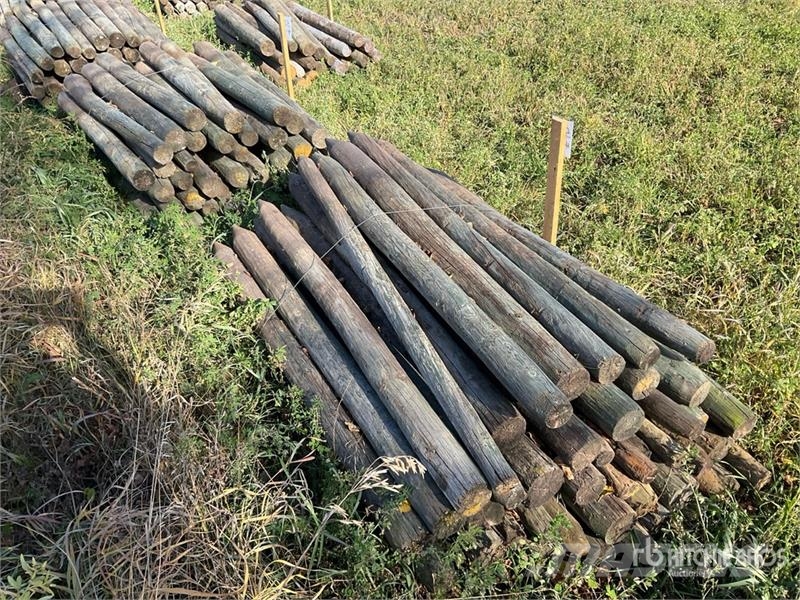  Quantity of (100) 6 ft Fence Posts ماكينات وملحقات مواش أخرى