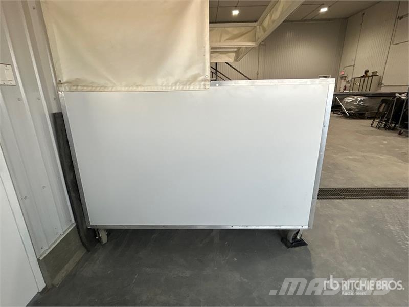 Quantity of 102 in x 79 in x 96 in Auction Booth Drugi deli