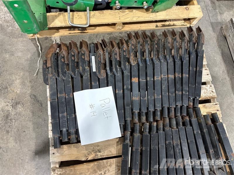 Quantity of (107) John Deere Conserva Pak Air Dril Andre komponenter