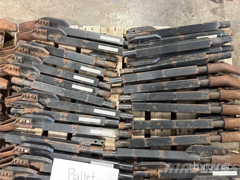 Quantity of (107) John Deere Conserva Pak Air Dril Andre komponenter