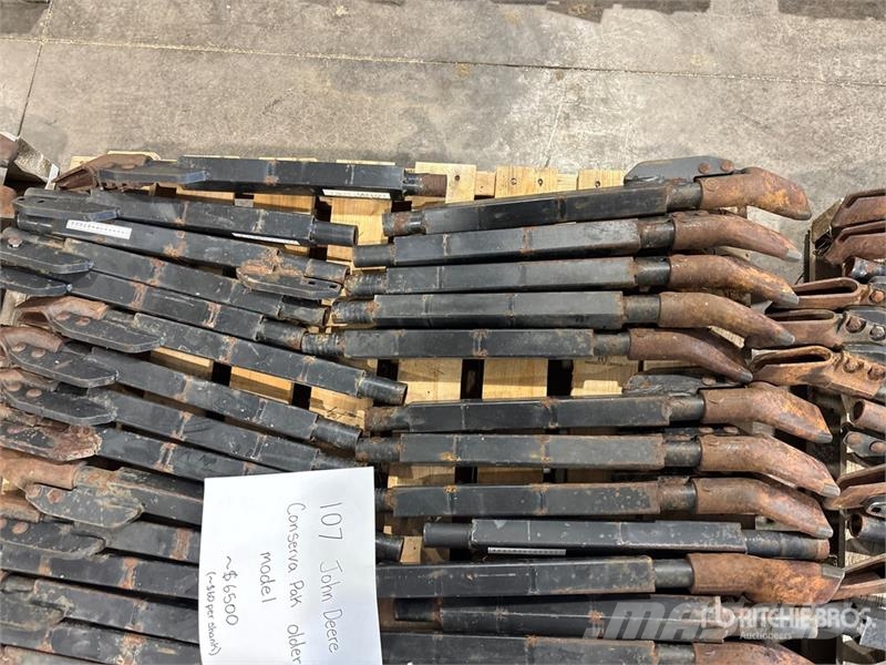 Quantity of (107) John Deere Conserva Pak Air Dril Andre komponenter