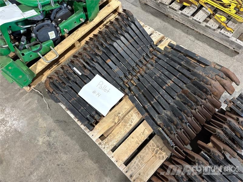 Quantity of (107) John Deere Conserva Pak Air Dril Andre komponenter