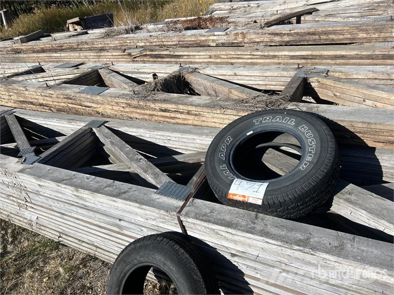Quantity of (115) Weathered Wooden Rafters Andre komponenter