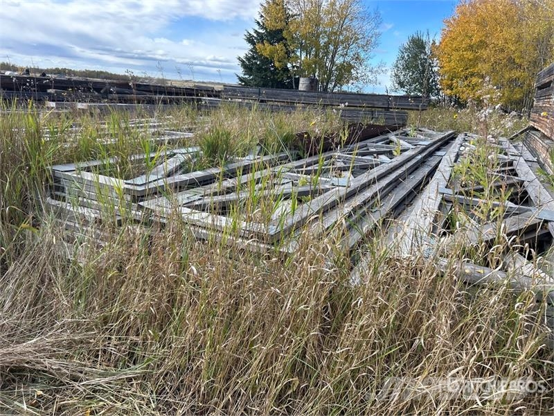 Quantity of (115) Weathered Wooden Rafters Andre komponenter