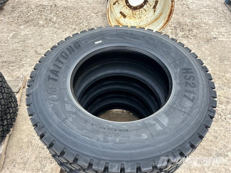 Quantity of (12) 11R24.5 Tires (Unused) Gume, kolesa in platišča