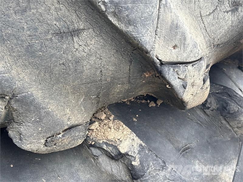  Quantity of (12) 42.00-25 Floater Tires Opony, koła i felgi
