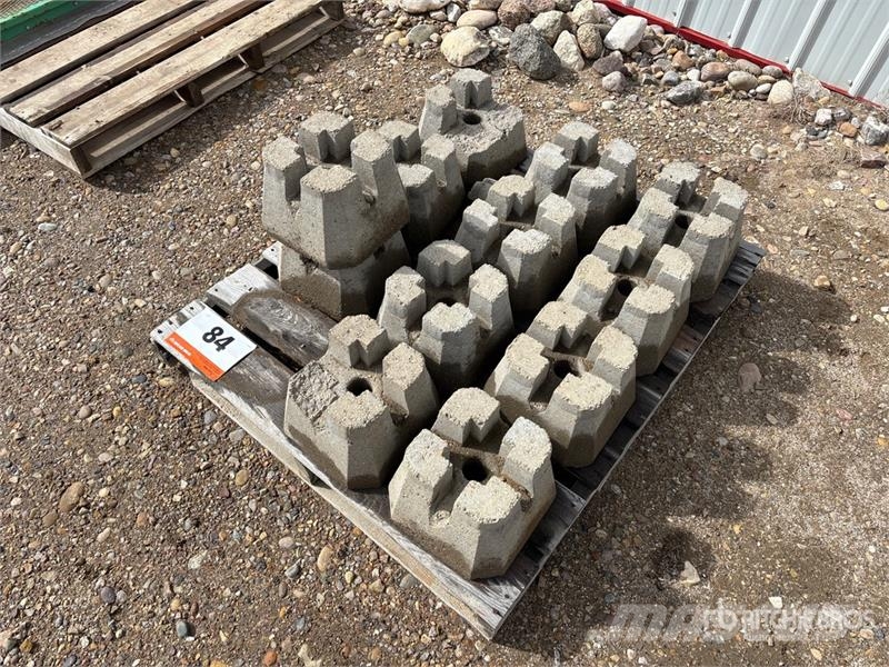  Quantity of (12) Concrete Deck Blocks 吊车起重机、绞车吊货机和物料升降机
