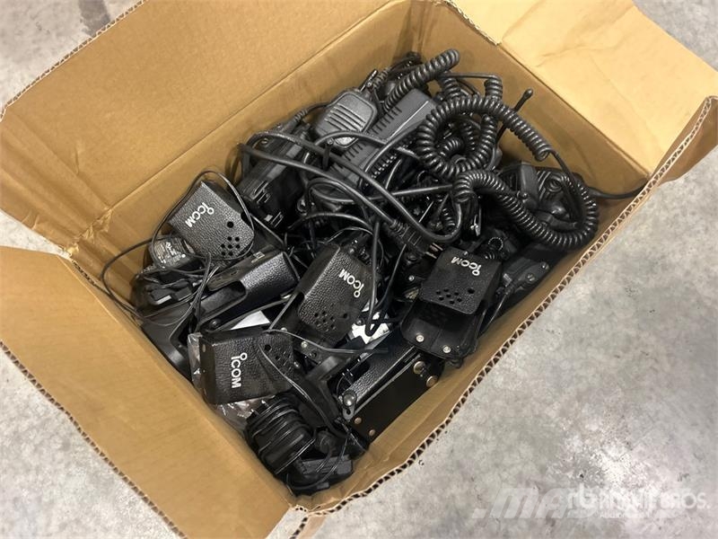 Quantity of (12) Icom IC-F4101D Radios Drugi deli