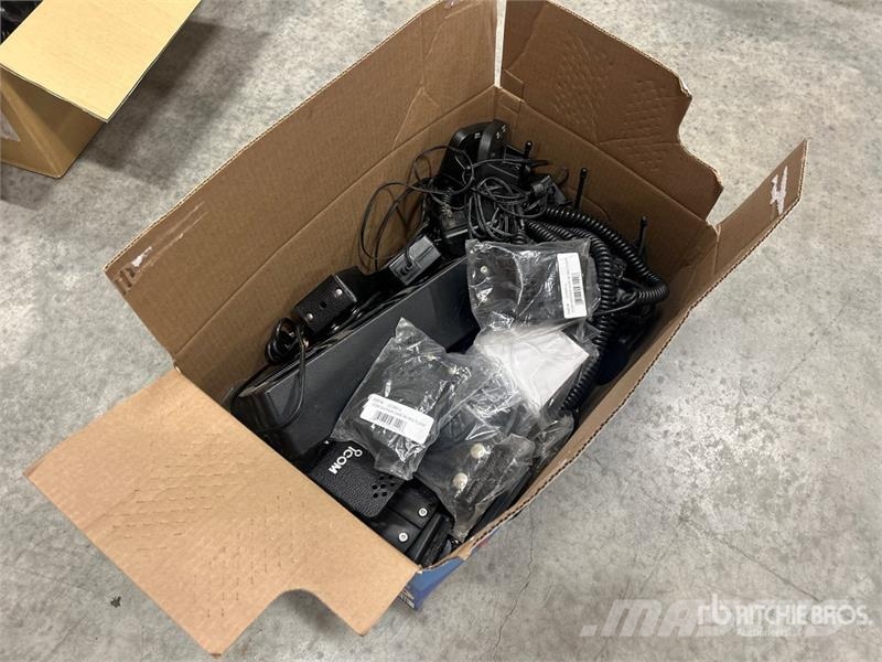 Quantity of (12) Icom IC-F4101D Radios Drugi deli