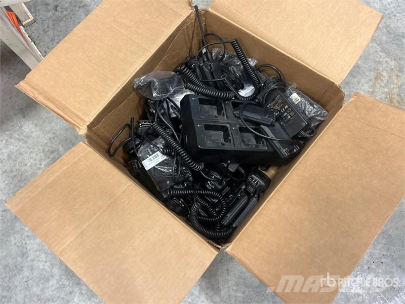 Quantity of (12) Icom IC-F4101D Radios Drugi deli