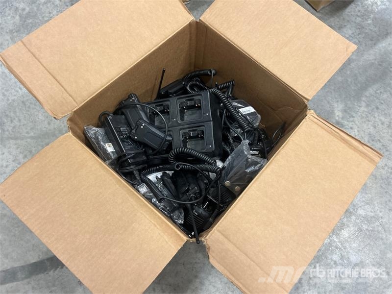 Quantity of (12) Icom IC-F4101D Radios Drugi deli