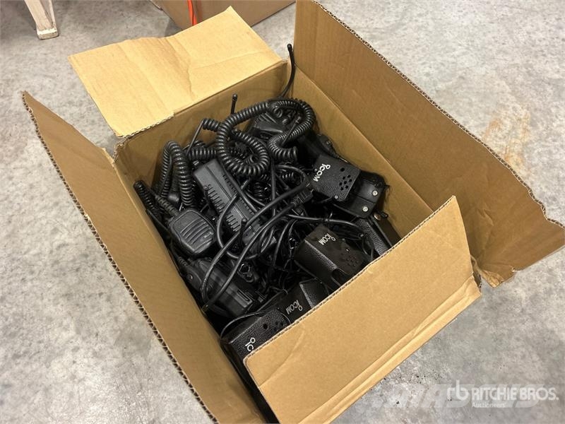 Quantity of (12) Icom IC-F4101D Radios Drugi deli