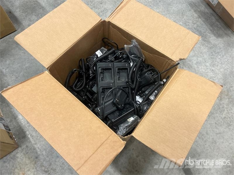 Quantity of (12) Icom IC-F4101D Radios Drugi deli