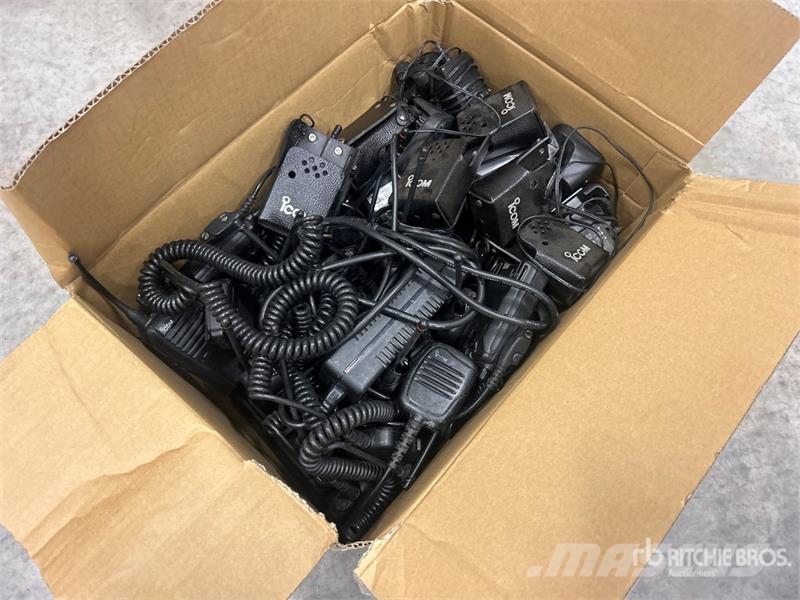 Quantity of (12) Icom IC-F4101D Radios Drugi deli