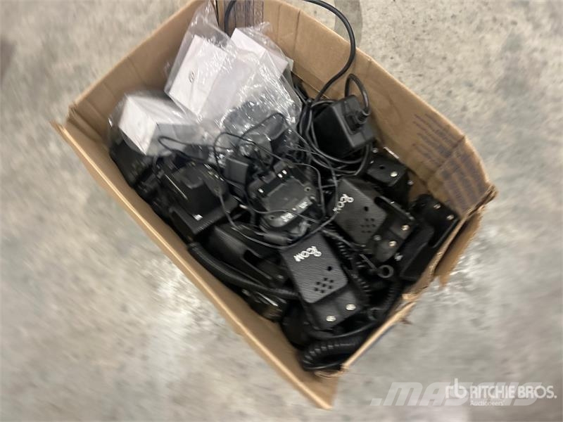 Quantity of (12) Icom IC-F4101D Radios Drugi deli