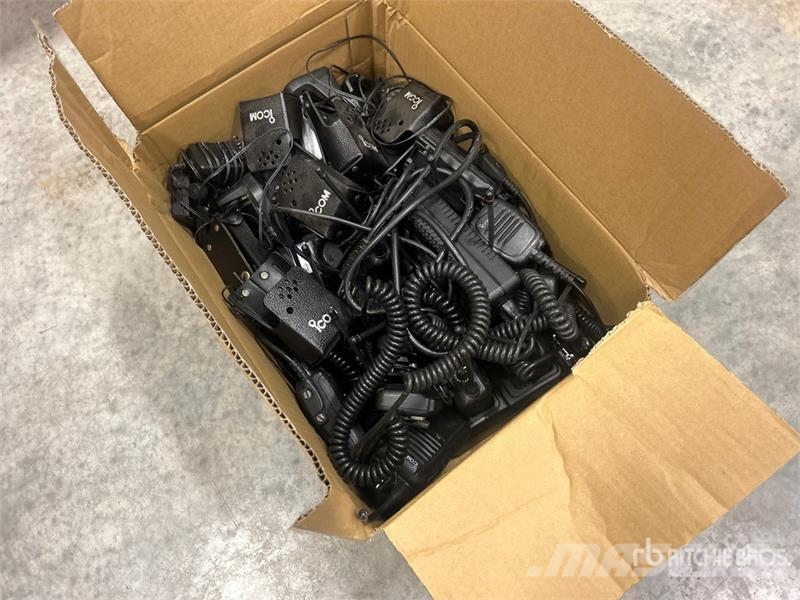 Quantity of (12) Icom IC-F4101D Radios Drugi deli