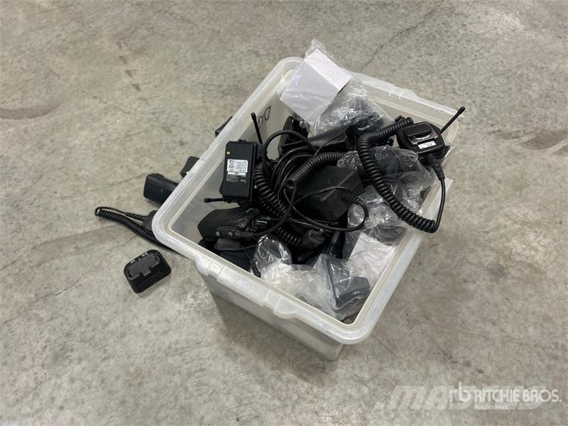 Quantity of (12) Icom IC-F4101D Radios Drugi deli