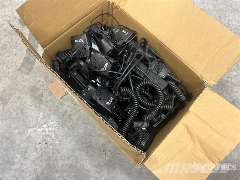 Quantity of (12) Icom IC-F4101D Radios Drugi deli