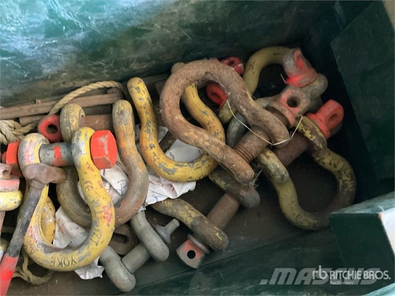  Quantity of (12) Lifting Shackles Būvniecība- Citi