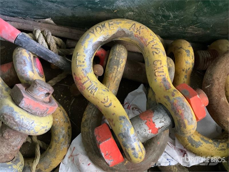  Quantity of (12) Lifting Shackles Būvniecība- Citi
