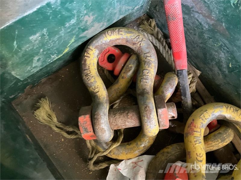  Quantity of (12) Lifting Shackles Būvniecība- Citi