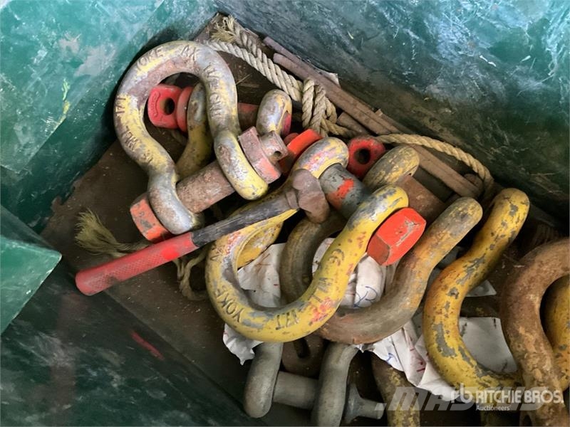  Quantity of (12) Lifting Shackles Būvniecība- Citi