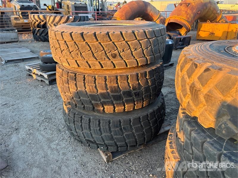  Quantity of (12) Mixed Tires Gume, točkovi i felne