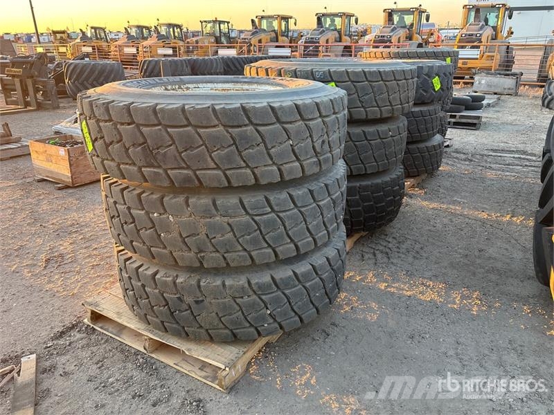  Quantity of (12) Mixed Tires Gume, točkovi i felne