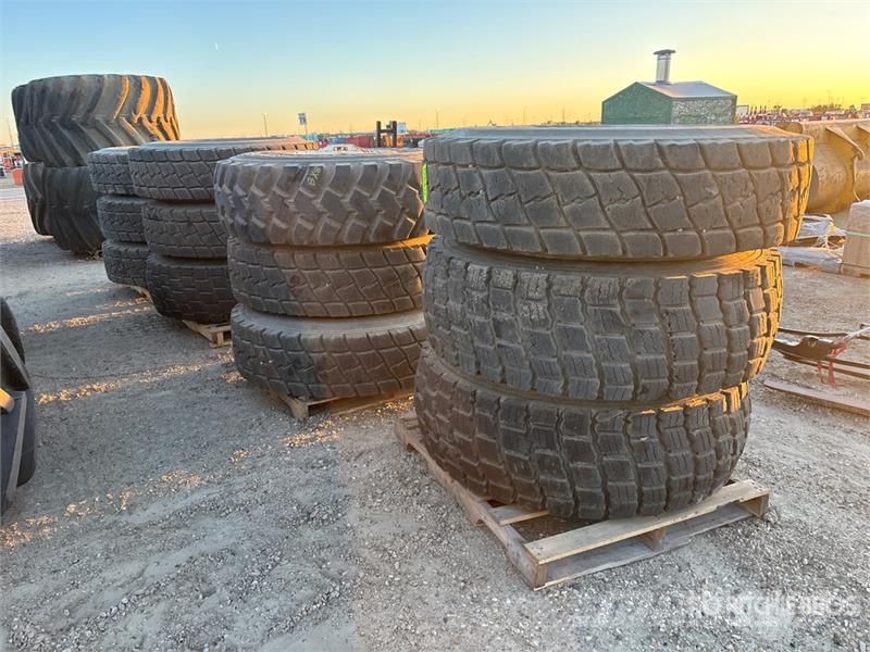  Quantity of (12) Mixed Tires Gume, točkovi i felne