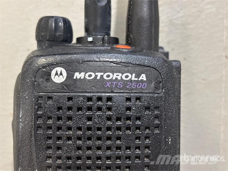 Quantity of (12) Motorola XTS2500 700/800 MHz Port Ďalšie komponenty