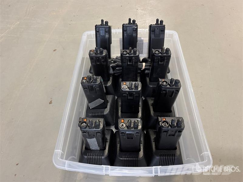 Quantity of (12) Motorola MTS2000 800 MHz Portable Ďalšie komponenty