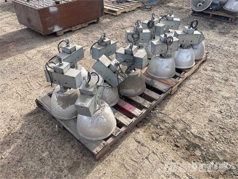  Quantity of (12) Shop Lights Andre komponenter