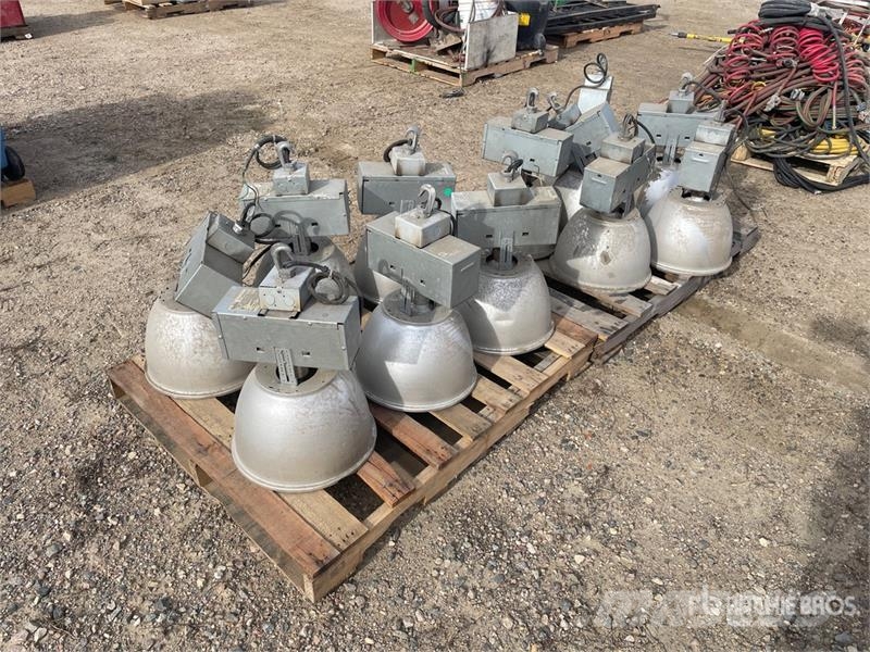  Quantity of (12) Shop Lights Andre komponenter