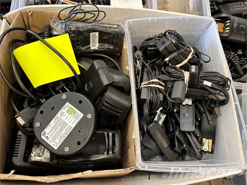 Quantity of (125) Motorola XPR-6550 Two-way Handhe Drugi deli