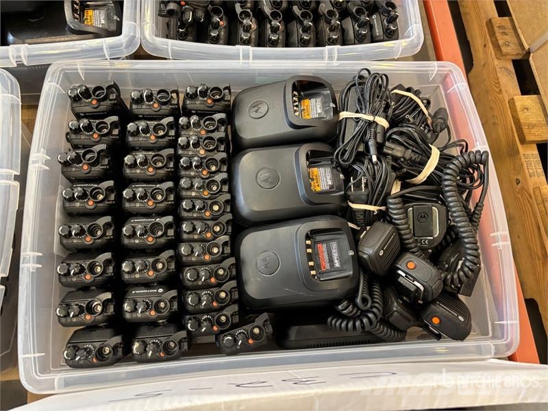 Quantity of (125) Motorola XPR-6550 Two-way Handhe Drugi deli
