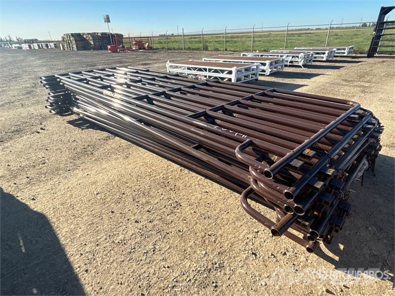 Quantity of (13) BYT MRSDRP16 16 ft 7 Rail Ranch ماكينات وملحقات مواش أخرى