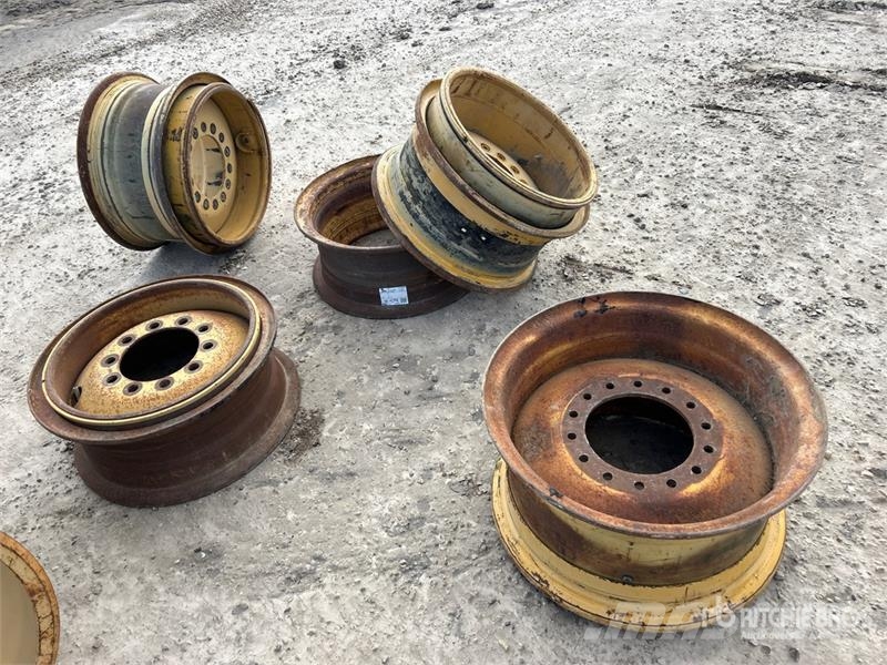 Quantity of (13) Misc. grader parts - Fits John De Andere Zubehörteile