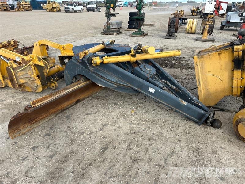 Quantity of (13) Misc. grader parts - Fits John De Andere Zubehörteile