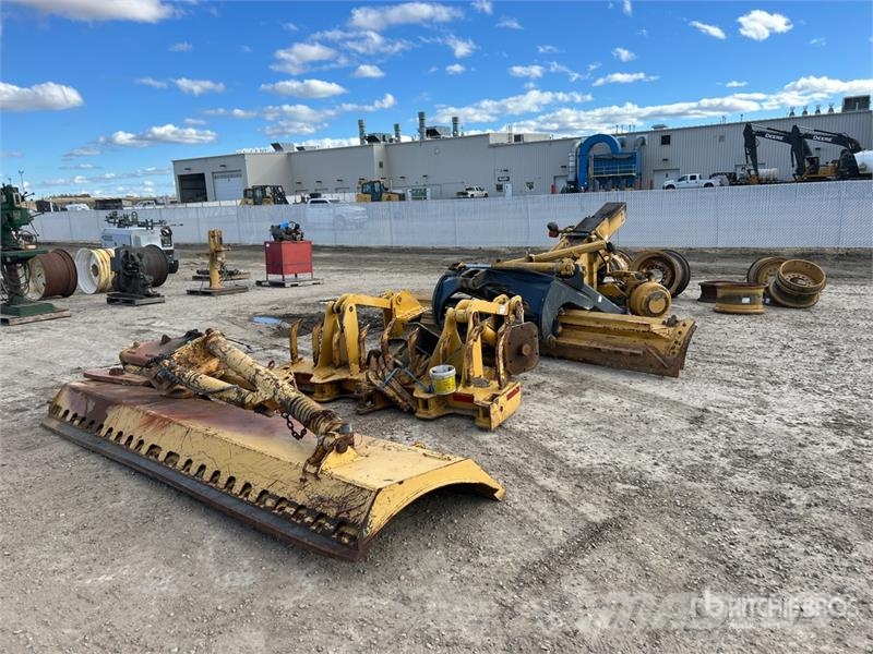 Quantity of (13) Misc. grader parts - Fits John De Andere Zubehörteile