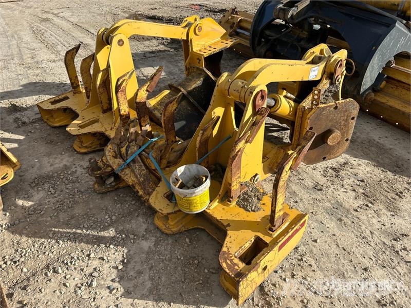 Quantity of (13) Misc. grader parts - Fits John De Andere Zubehörteile