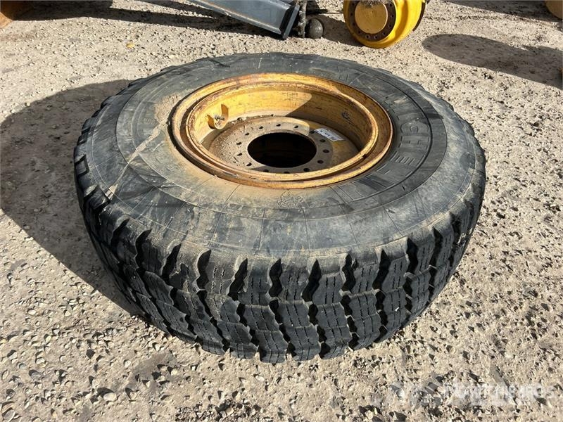 Quantity of (13) Misc. grader parts - Fits John De Andere Zubehörteile
